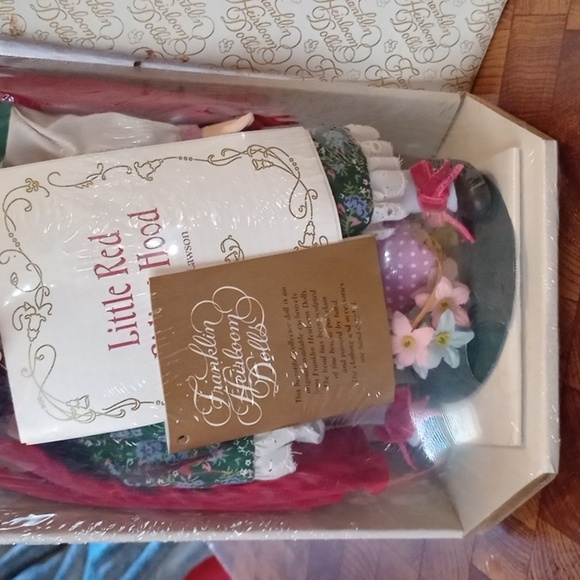 FRANKLIN Heirloom Vintage Porcelain Doll Little Red Riding Hood by Carol Lawson - Picture 3 of 3